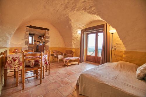1 dormitorio con 1 cama y 1 mesa en una habitación en Domaine de l Astic, en Vallon-Pont-dʼArc
