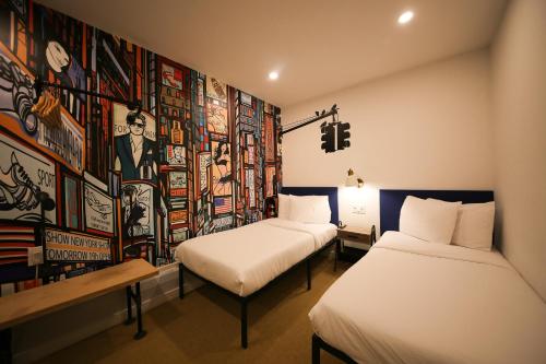 En eller flere senge i et værelse på Doxie Hotel