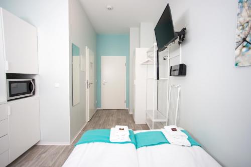 Un pat sau paturi într-o cameră la Studio Apartments nahe Messe