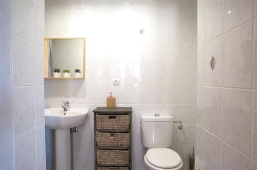 bagno bianco con servizi igienici e lavandino di Les Tanneurs - Colmar Hyper Centre a Colmar