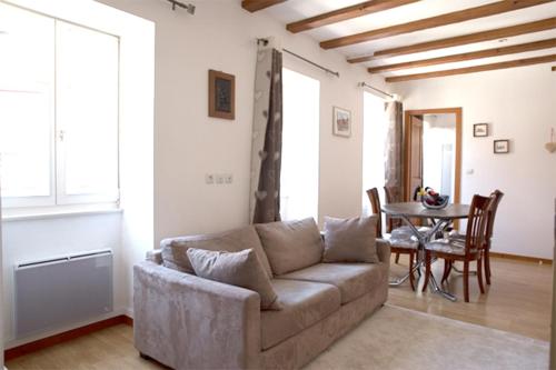 un salon avec un canapé et une table dans l'établissement Les Tanneurs - Colmar Hyper Centre, à Colmar