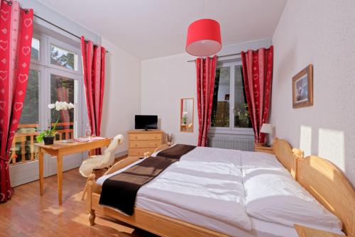 Un pat sau paturi într-o cameră la Hotel Splendide
