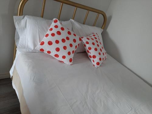 two polka dot pillows sitting on top of a bed at Motel LA RÉFÉRENCE in Trois-Rivières