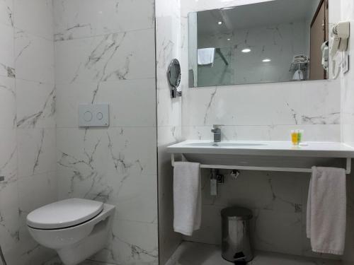 Bilik mandi di HOTEL Vent-Dôme Khaled Hotel & SPA