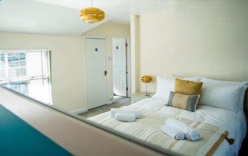 een slaapkamer met een bed met handdoeken erop bij Victoria Inn in Penzance