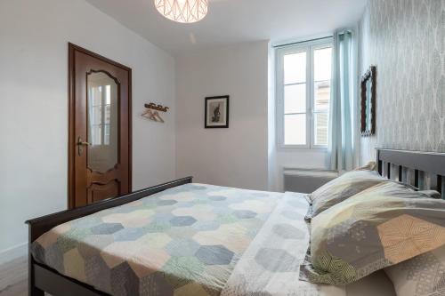 une chambre avec un lit avec une couette dessus dans l'établissement Bright Apartment Old Town, à Nice
