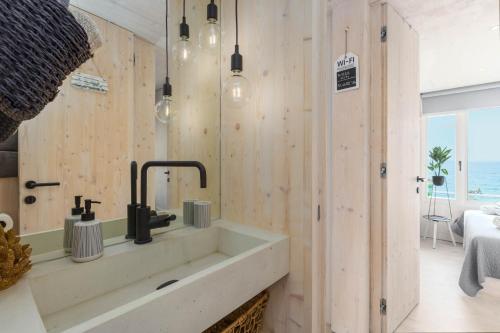 a bathroom with a sink and a mirror at Luxury Home Buqez No 18 in Drage