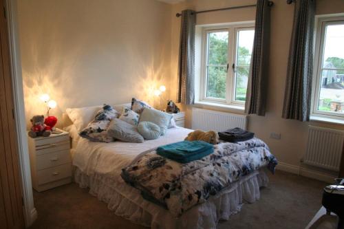 um quarto com uma cama com um cão deitado sobre ela em Labbadax House em Wisbech