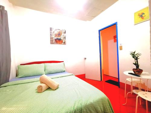 Una cama o camas en una habitación de Stay N Save B&B