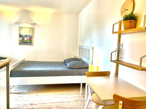 une petite chambre avec un lit dans une pièce dans l'établissement PERLE Studio, à Manosque