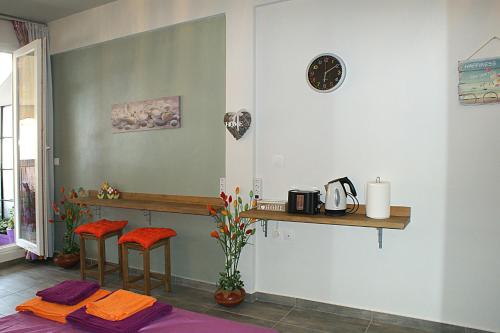 Sunny studio with Parthenon view balcony