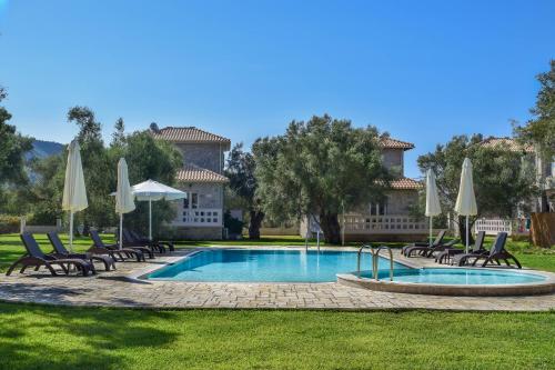 Villa *FRYNI*/5' from sea & center/Mountain View