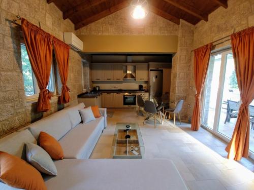 sala de estar con sofá y mesa en Villa *FRYNI*/5' from sea & center/Mountain View en Lefkada