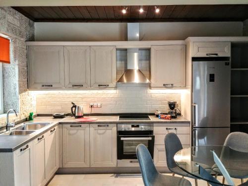 Villa *FRYNI*/5' from sea & center/Mountain View
