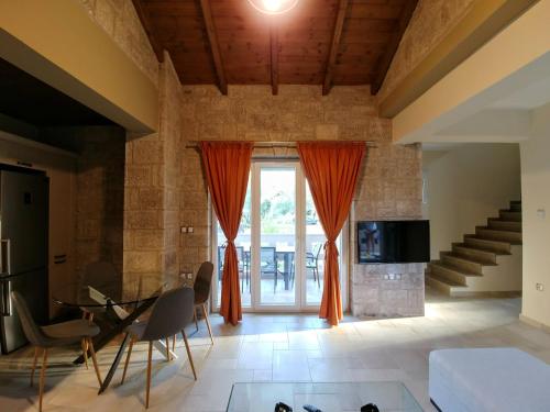 Villa *FRYNI*/5' from sea & center/Mountain View