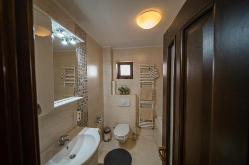 Ένα μπάνιο στο Apartament Tatu bar&grill