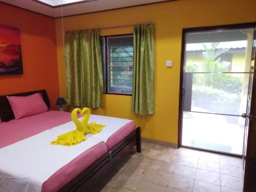 um quarto com duas camas com bananas em Sanuk Bungalow em Khao Lak