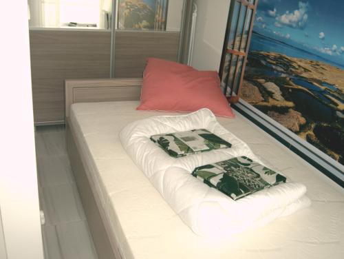 een bed met twee kussens in een kamer bij Apartment SILESIA in Świnoujście
