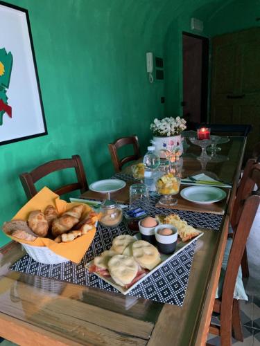 un tavolo con un mucchio di tipi diversi di pane di San Martino Rooms & Breakfast a Borgio Verezzi