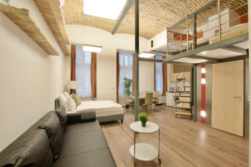 salon z kanapą i poddaszem w obiekcie St. King 1 by Hi5 Apartments w Budapeszcie