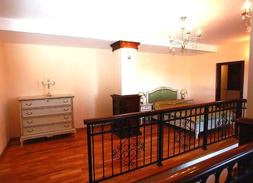 a room with a desk and a dresser in a room at Penthouse Renașterii Amazonia in Timişoara