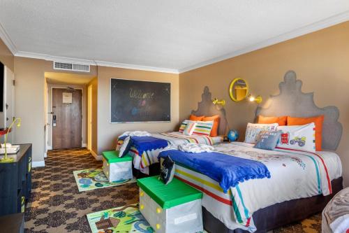 a bedroom with two beds in a room at Omni Houston Hotel in Houston