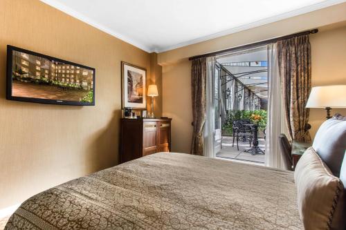 Katil atau katil-katil dalam bilik di Omni Royal Orleans Hotel