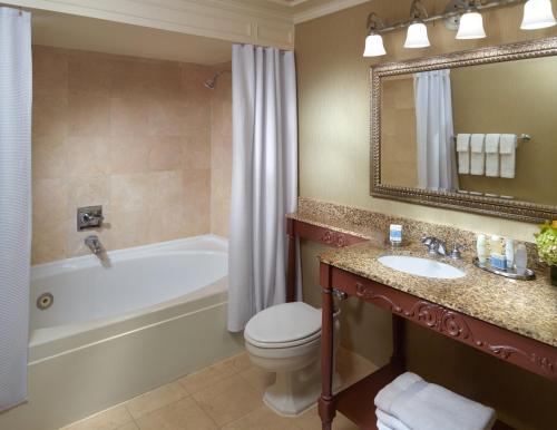 Bilik mandi di Omni Royal Orleans Hotel