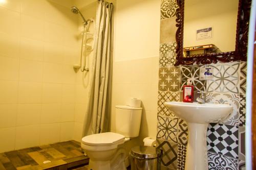 y baño con aseo y lavamanos. en Casa San Benito Abad, en Cartagena de Indias