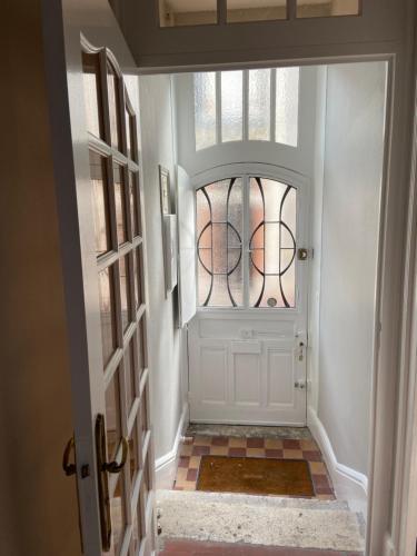 a hallway with a door with a window at la Porte aux Dames in Romorantin