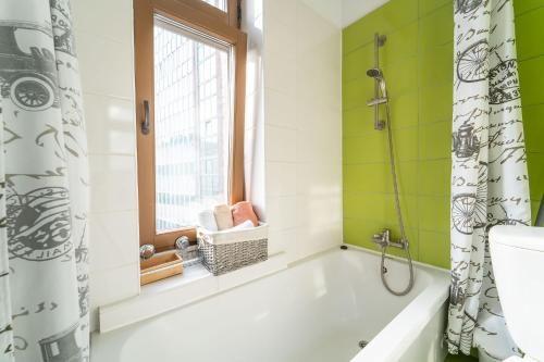 łazienka z wanną i oknem w obiekcie Apartament Copernicus Olsztyn w Olsztynie