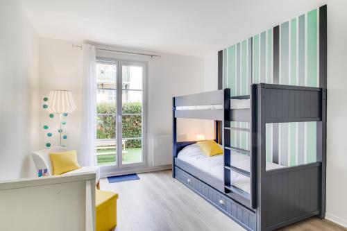 a kids bedroom with a bunk bed and a window at La Serrisienne 2 - Val d'Europe - Disneyland Paris - 4 à 7 Personnes in Serris
