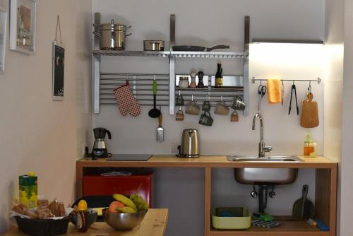 een keuken met een wastafel en een aanrecht met keukengerei bij B&B DEL VIAGGIATORE in Rovereto