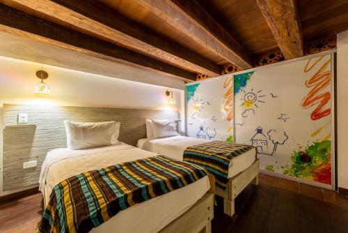 ein Zimmer mit zwei Betten und einem Gemälde an der Wand in der Unterkunft Apartamento Virrey in Cartagena de Indias