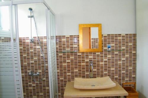 Ένα μπάνιο στο Villa de charme avec piscine MQAA07