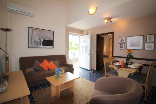 Dr. IGDA Apartments
