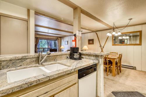 een keuken met een wastafel en een eetkamer bij The Summit 5 in Mammoth Lakes