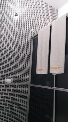 Et badeværelse på Pousadinha Guaratuba