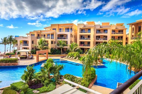 Výhled na bazén z ubytování El Faro Oceanfront Apartments by BVR nebo okolí