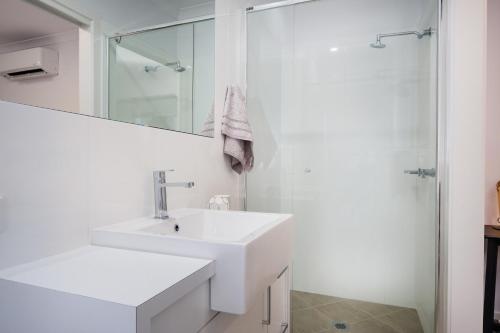 A bathroom at Albury Yalandra Apartment 1