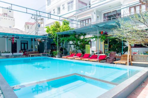 ムイネーにあるSong Huong Hotel Mui Neの建物の前の青い水のプール