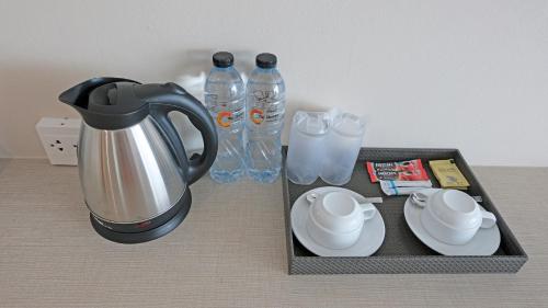 Příslušenství pro přípravu čaje a kávy v ubytování The Cheewin Hotel And Convention
