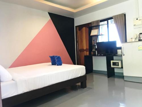 Lanta Halabala Resort في كو لانتا: غرفة صغيرة فيها سرير وتلفزيون