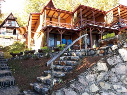 una casa de madera con una escalera que conduce a ella en Vila Jana Mavrovo, en Mavrovo