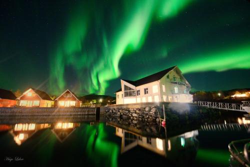 Stonglandseidet的住宿－Senja Fjordhotell and Apartments，天空中极光舞的图像