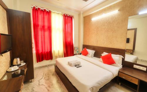 Postel nebo postele na pokoji v ubytování Hotel Pulse Inn- Near Jaipur Train Station