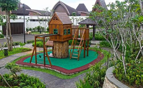 ボゴールにあるVimala Hills Resort Cozy Villa Puncak Gadog Bogorの木の切り株の上に座る木の家