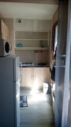 eine Küche mit einem Kühlschrank und einem Herd Top-Backofen in der Unterkunft Studio lumineux centre ville in Luchon