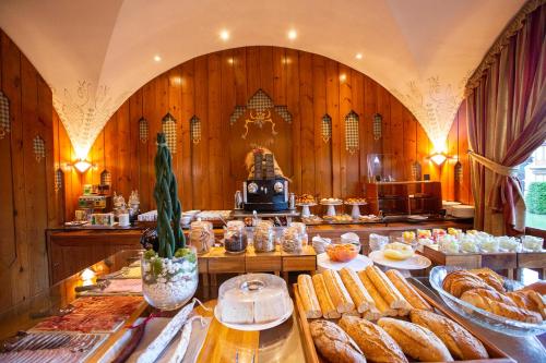 a large room filled with lots of different types of bread at Hotel Grèvol Spa in Camprodon