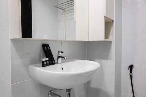 Koupelna v ubytování Elegant 1BR Apartment at Casa De Parco near AEON Mall By Travelio